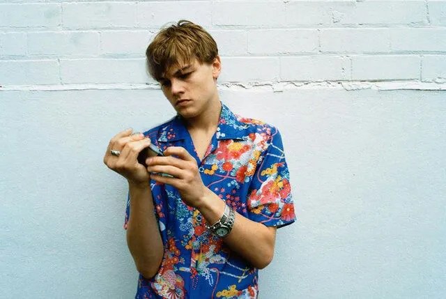 Josh Hartnett and Leonardo Dicaprio wearing similar blue Hawaiian shirts